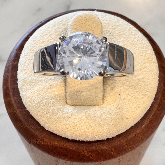 2 carat brilliant cut cubic zirconia MJI sterling silver ring. Size 6 3/4. - Picture 1 of 11